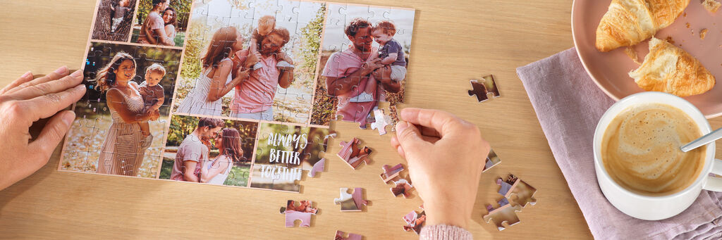 Aus mehreren Puzzleteilen wird ein Bild erstellt. Darauf sind eine Mutter, ein Vater und ein kleiner Sohn zu sehen.