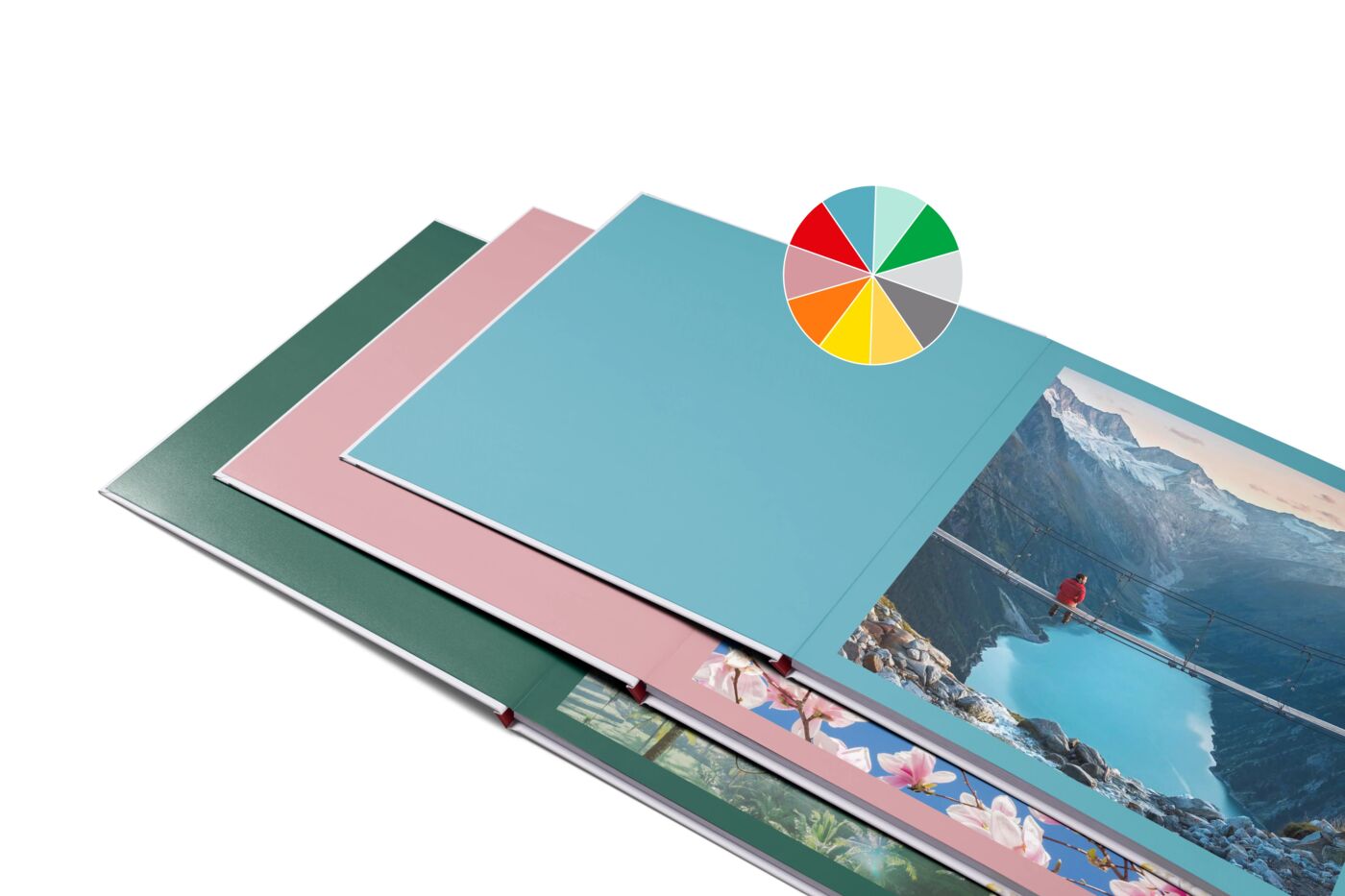 Zahlreiche bunte Seiten eines CEWE FOTOBUCHs mit Landschaftsmotiven und einer Farbpalette