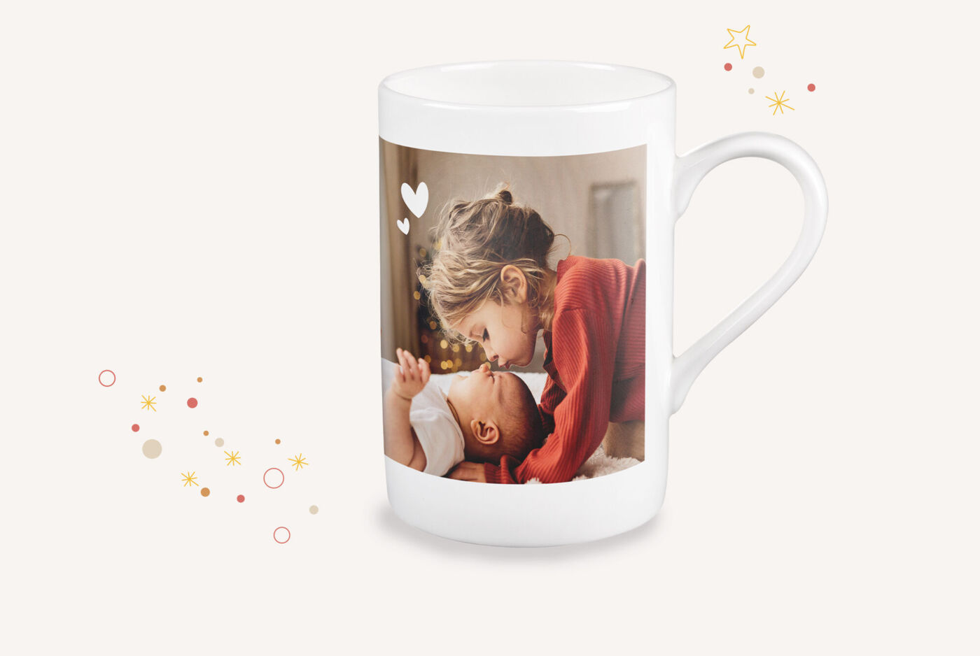 Tasse mit einem liebevollen Motiv von einem Kind und einem Baby, das sich umarmen