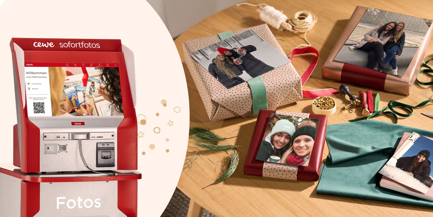 CEWE Fotostation neben liebevoll verpackten Geschenken.