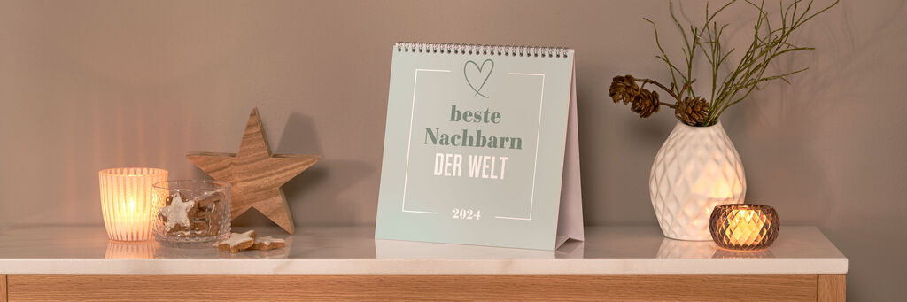 Kalenderblatt mit dem Spruch „Beste Nachbarn der Welt“ auf einer Konsole in weihnachtlichem Lifestyle.