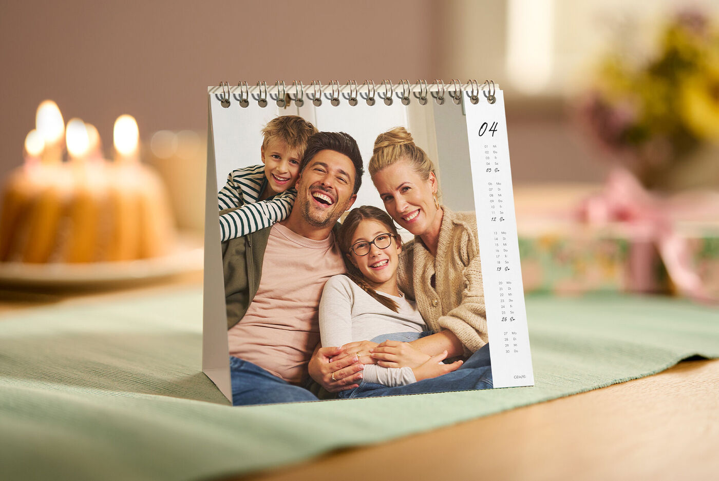 Tischkalender mit Familienfoto und Monatsübersicht April