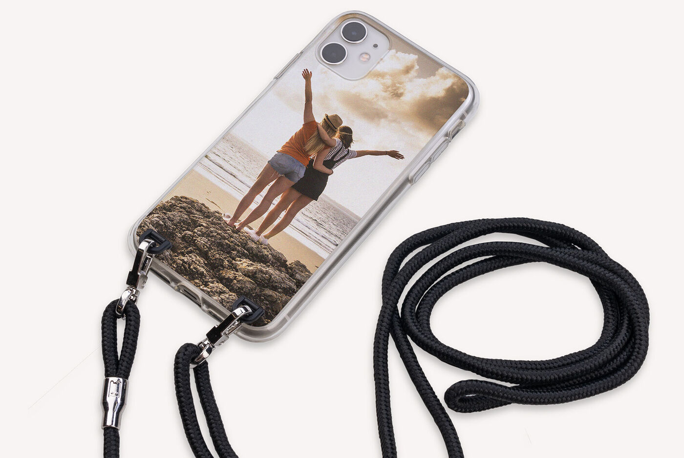 Zwei Menschen genießen einen Tag am Strand mit einem Smartphone in einer personalisierten Hülle.