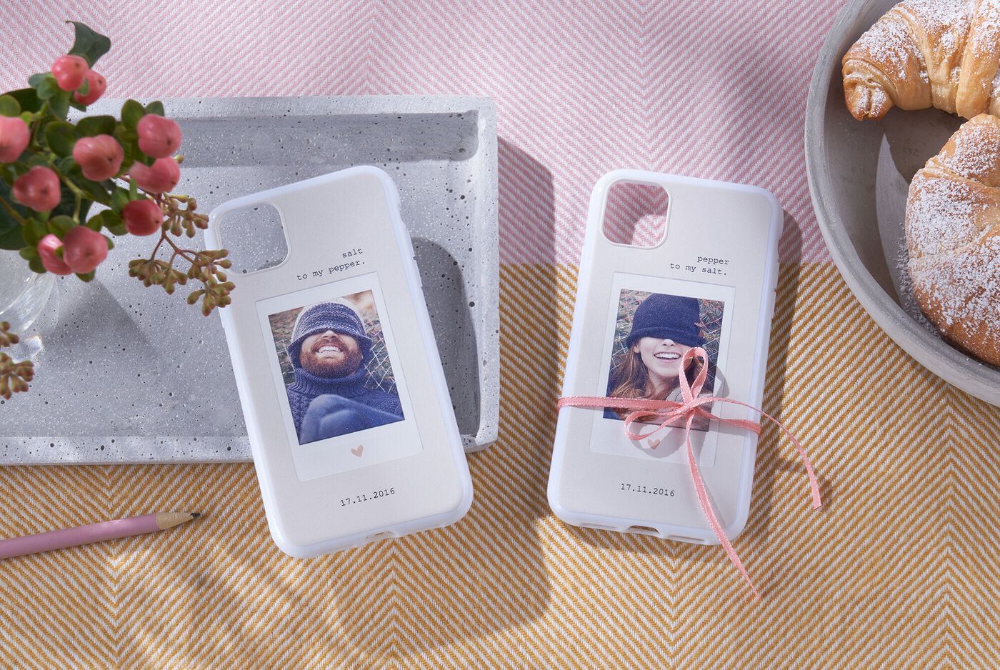 Zwei personalisierte Handyhüllen mit Fotos
