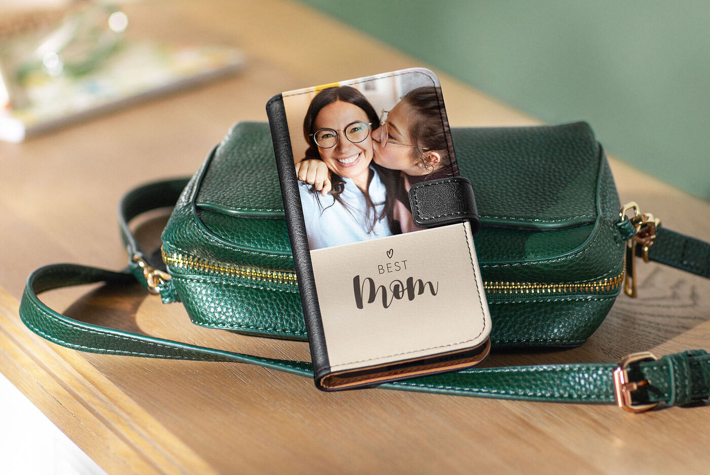 Schöne Handtasche mit CEWE Fotobuch für die beste Mama
